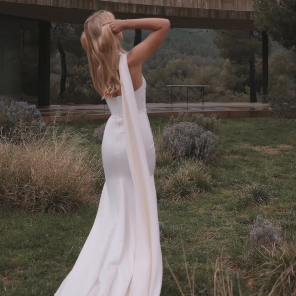 
                  
                    Load and play video in Gallery viewer, Eva Lendel Maze wedding dress at Marrime Newcastle
                  
                