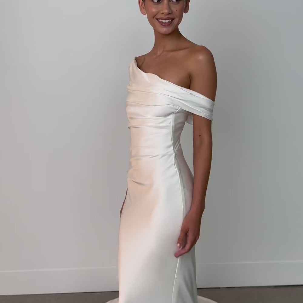 
                  
                    Load and play video in Gallery viewer, KYHA Bride Fox
                  
                