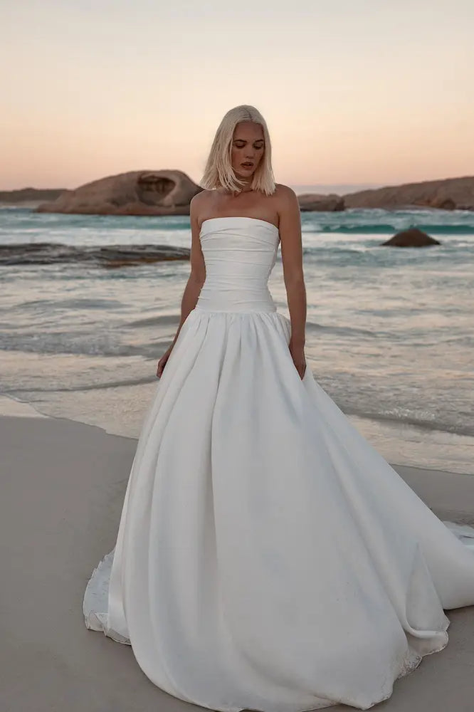 
                  
                    KYHA BRIDE LUCKY WEDDING DRESS
                  
                